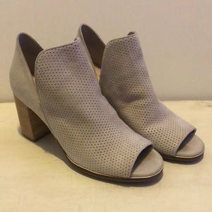Cole Hann Women’s 9 1/2 suede heels